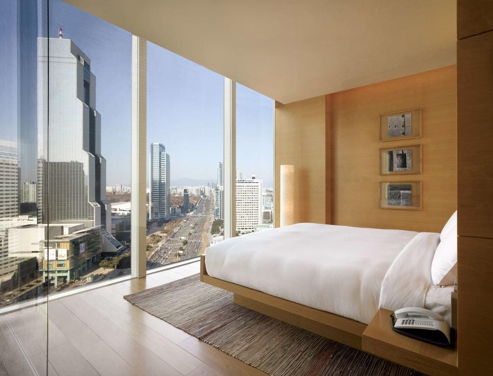 Most epic hotel room's view in Seoul?! I'm almost a hundred levels up