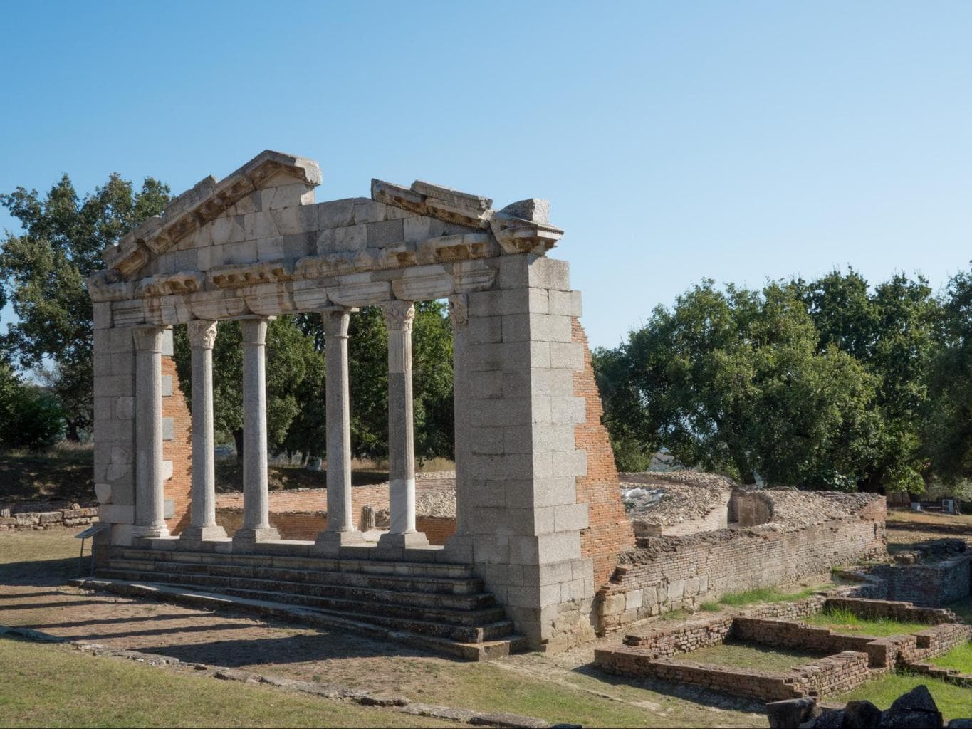 Guide to the Archeological Park of Apollonia Albania