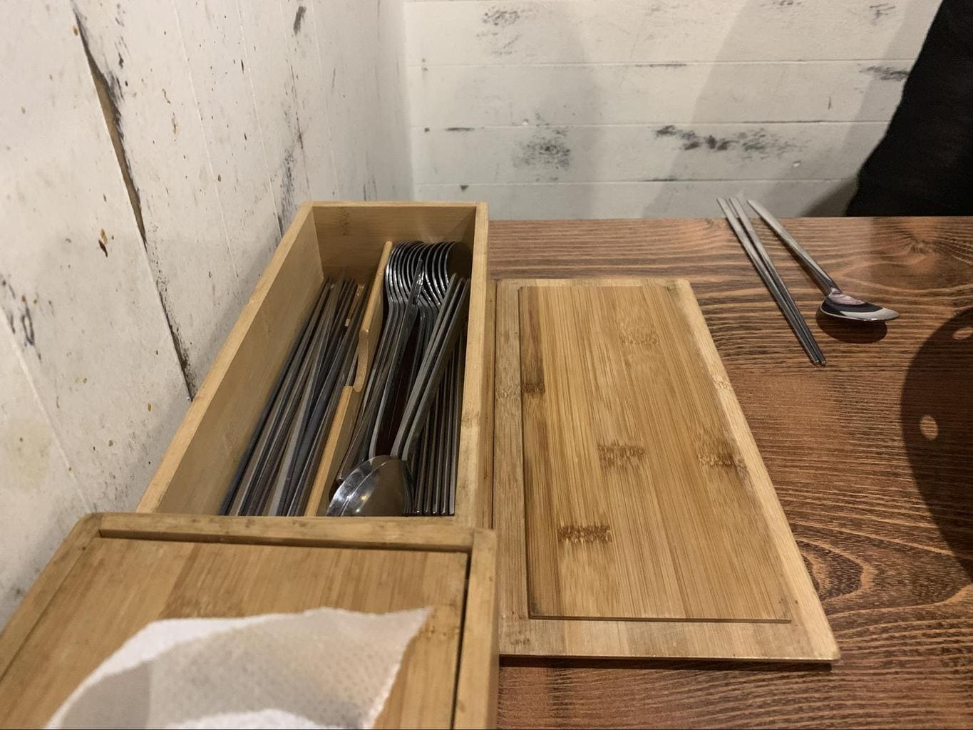 Cutlery is hidden in a box