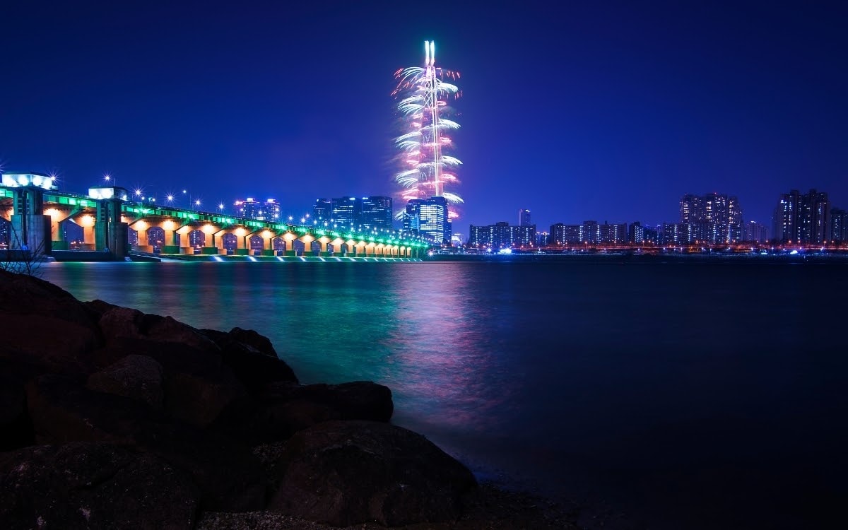 Lotte World Tower lights up for the countdown